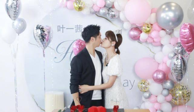 董宇辉被抛弃？直播间里深深鞠躬和粉丝道别，他将会何去何从！